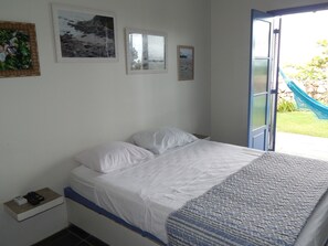Quarto casal standard, 1 cama Queen, para não fumantes, vista para a praia | Frigobar, individualmente decorados, roupa de cama