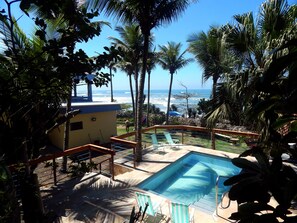 Udendørs pool, åben fra kl. 09.00 til kl. 20.00, liggestole