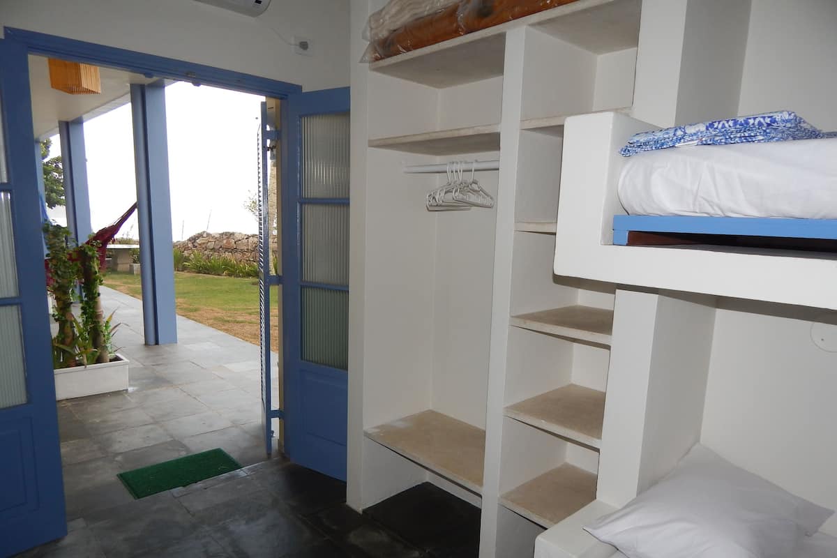 Habitación cuádruple estándar | Minibar, decoración personalizada y ropa de cama