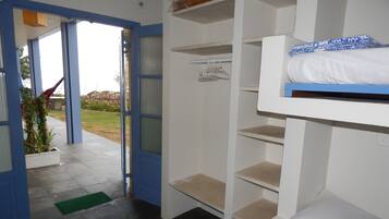 Habitación cuádruple estándar | Minibar, decoración personalizada y ropa de cama