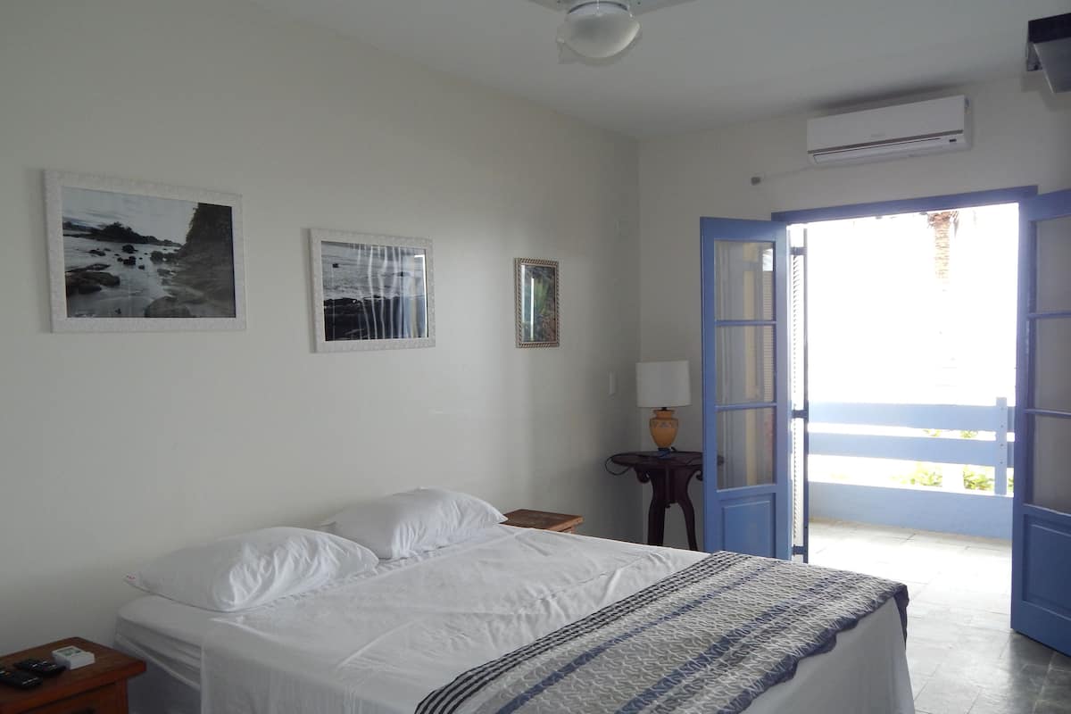 Habitación doble Deluxe, balcón, vista al mar | Minibar, decoración personalizada y ropa de cama