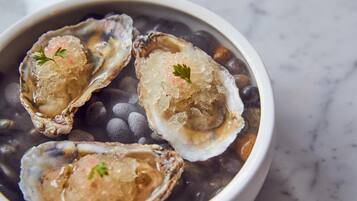 Een schaal oesters met ijs en garnering.