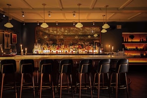 3 bars/lounges