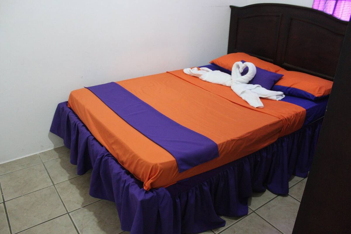 Comfort Room, 1 Queen Bed, Non Smoking, Courtyard View | 4 bedrooms, blackout drapes, WiFi (free), bed sheets