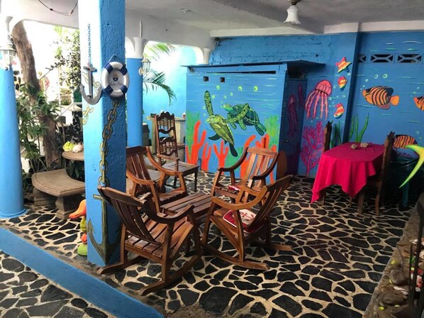 فطور من الأطباق المحلية مجانًا يوميًا