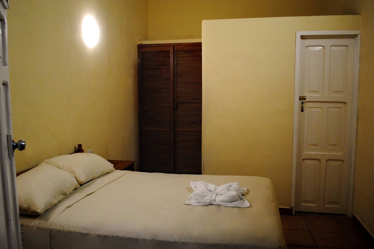 Habitación, 1 cama matrimonial, para no fumadores | Cortinas blackout, tabla de planchar con plancha y wifi gratis