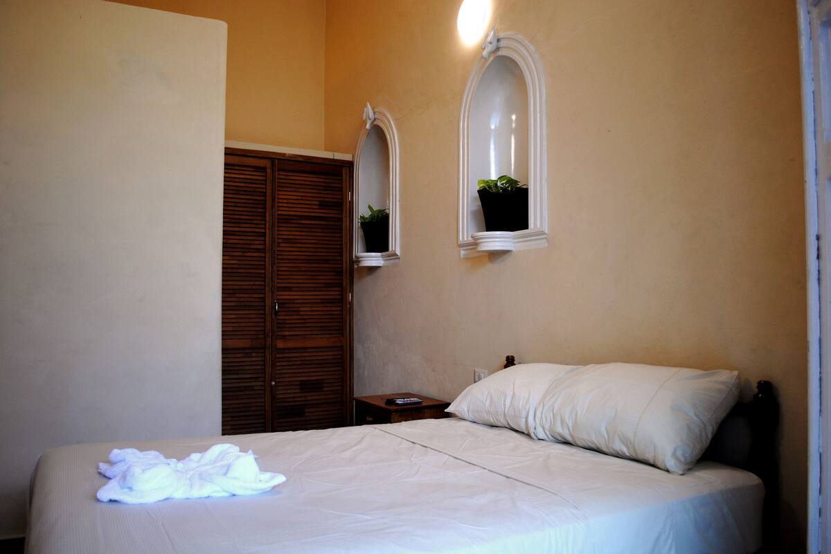 Habitación, 1 cama matrimonial, para no fumadores | Cortinas blackout, tabla de planchar con plancha y wifi gratis