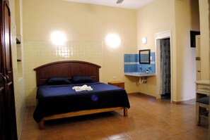 客房, 多张床, 无烟房, 泳池景观 | 遮光窗帘、熨斗/熨板、免费 WiFi、床单