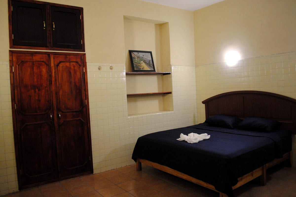 Habitación, varias camas, para no fumadores, vista a la alberca | Cortinas blackout, tabla de planchar con plancha y wifi gratis