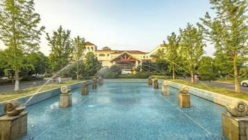 Hồ bơi ngoài trời