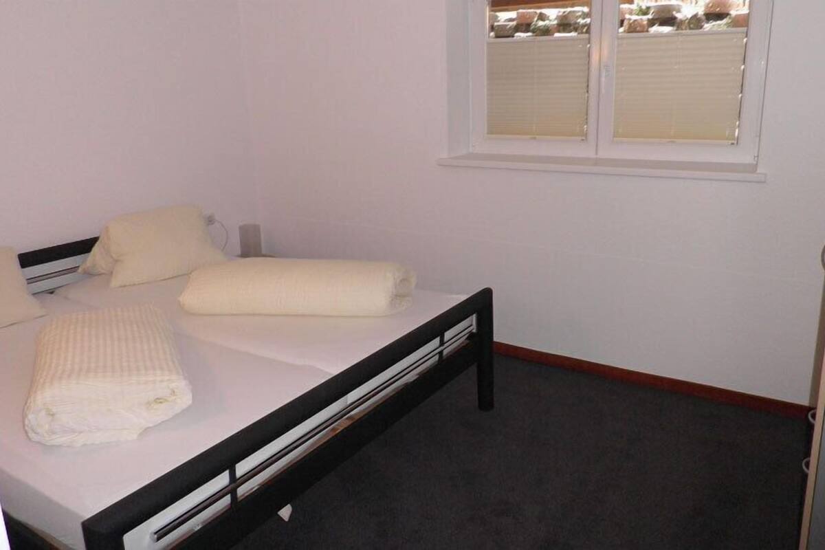 WiFi (free), bed sheets