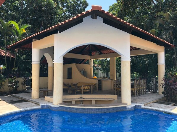 Una piscina al aire libre