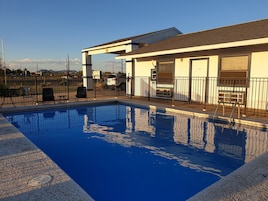 Una piscina al aire libre de temporada