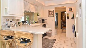 House, Multiple Beds, Private Pool, Garden View | Private kitchen - Cambridge - Two Bedroom Home (Venice)