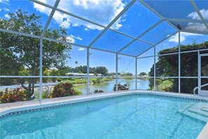 Hồ bơi trong nhà, hồ bơi ngoài trời