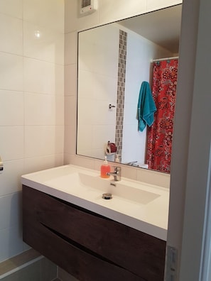 Exclusive Apartment, Multiple Beds, City View | Bathroom | Combined shower/tub, deep soaking tub, free toiletries, hair dryer