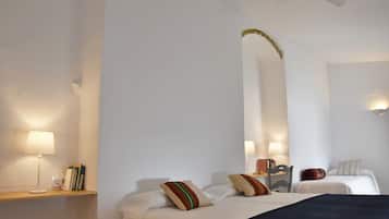 Habitación cuádruple (con bañera) | Escritorio, cortinas blackout, wifi gratis y ropa de cama