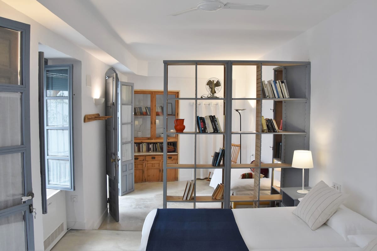 Habitación cuádruple con ducha | Desk, blackout curtains, free WiFi, bed sheets