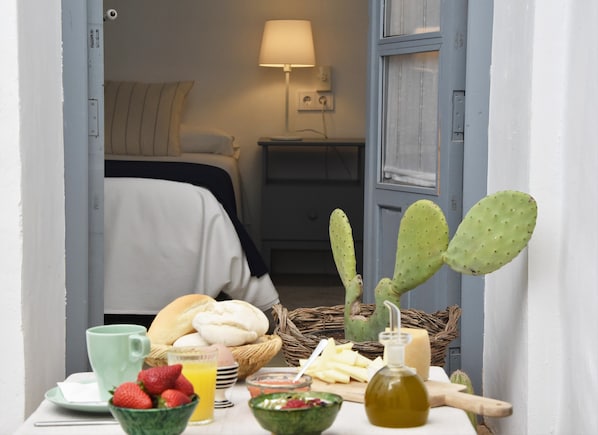 Päivittäinen mannermainen aamiainen (15 EUR per henkilö)