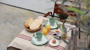 Petit déjeuner continental (15 EUR par personne)