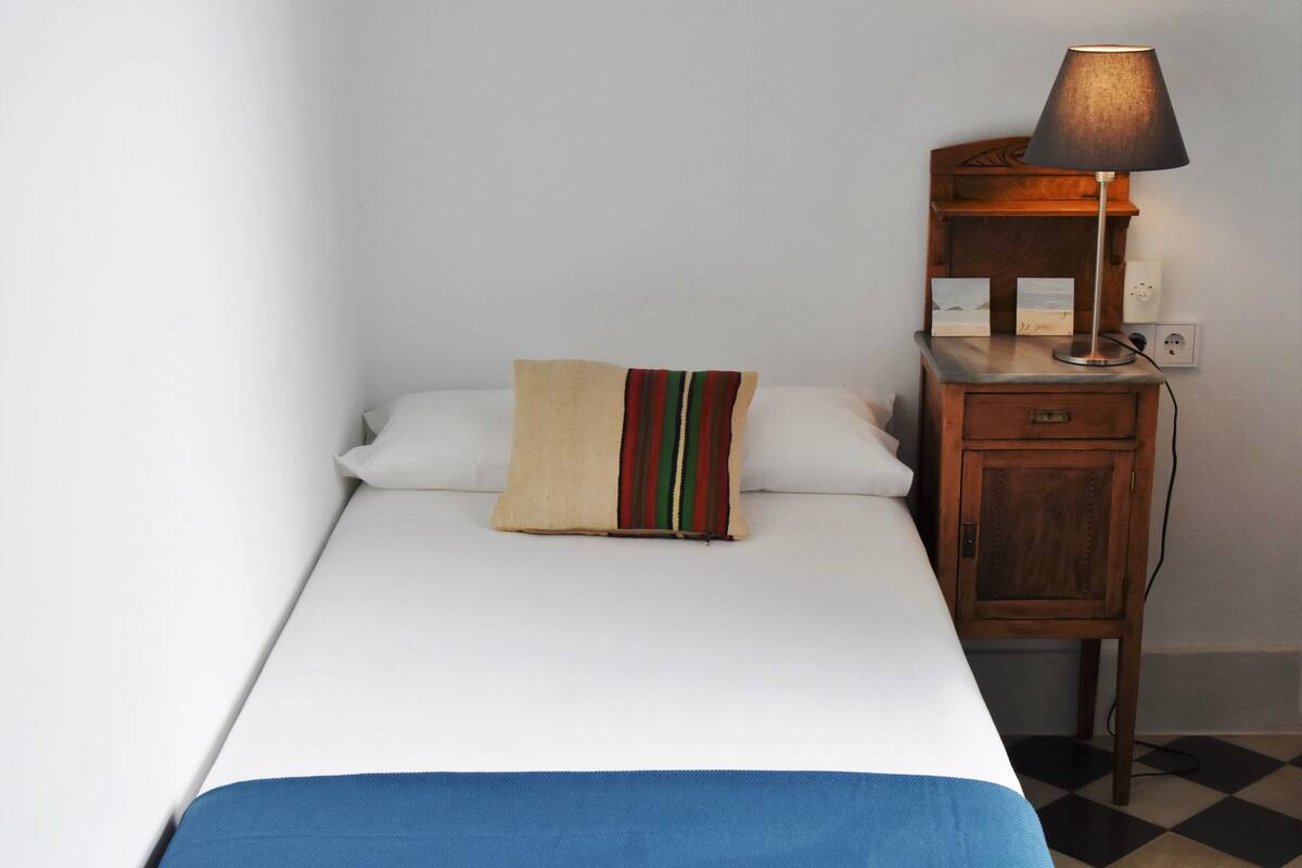 غرفة فردية | مكتب وستائر تعتيم وواي فاي مجانًا وملاءات أسرّة