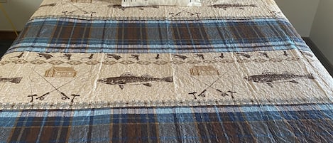 Cabaña estándar, 2 camas Queen size, para no fumadores, vista al lago | Cortinas blackout, tabla de planchar con plancha y wifi gratis