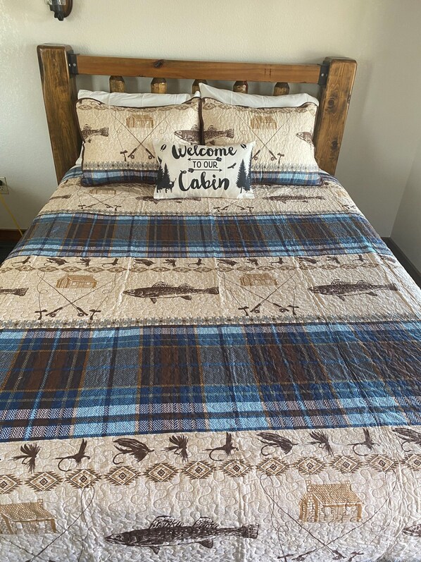 Cabaña estándar, 2 camas Queen size, para no fumadores, vista al lago | Cortinas blackout, tabla de planchar con plancha y wifi gratis