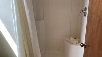 Cabaña estándar, 2 camas Queen size, para no fumadores, vista al lago | Baño | Regadera, secadora de cabello, toallas, shampoo