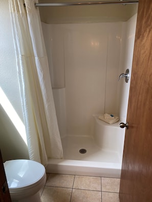 Cabaña estándar, 2 camas Queen size, para no fumadores, vista al lago | Baño | Regadera, secadora de cabello, toallas, shampoo