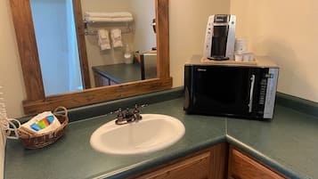 Standard Cabin, 2 Katil Ratu (Queen), Non Smoking, Lake View | Bilik Mandi | Pancuran mandi, pengering rambut, tuala disediakan, syampu
