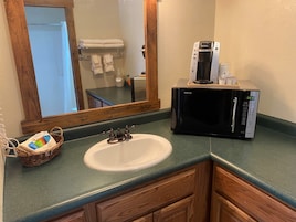 Ducha, secador de pelo, toallas, shampoo