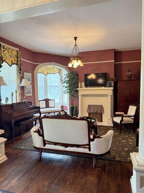 Living room - Peacock Place (Eastman)