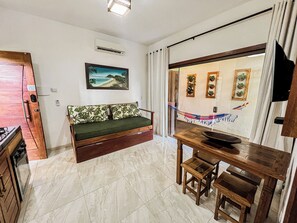 Family Apartment | Living area | 32-inch flat-screen TV with satellite channels, TV, Netflix - Conchas do Mar Residence (Itacaré)