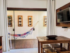 Fjölskylduíbúð | Stofa | 32-tommu flatskjársjónvarp með gervihnattarásum, sjónvarp, Netflix.