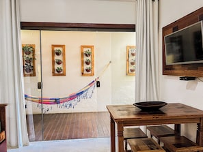 Familieleilighet | Oppholdsområde | En 32-tommers Flatskjerm-TV med Parabol-TV samt TV og Netflix