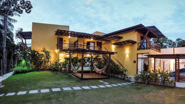 Vista frontal de la propiedad