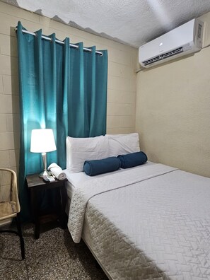 Basic Double Room, 1 Double Bed, Non Smoking | 3 bedrooms, down comforters, individually decorated - Casa del Gato (Santa Tecla)