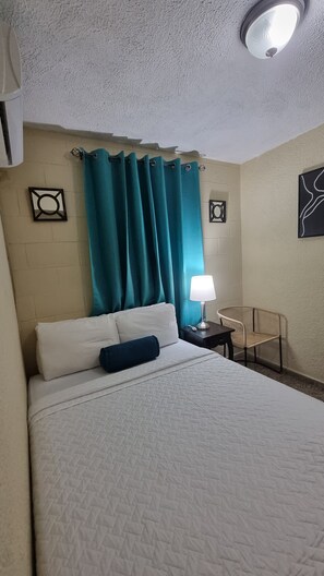 Quarto básico, 1 cama de casal, para não fumantes, banheiro compartilhado | 3 quartos, edredons de pluma, individualmente decorados