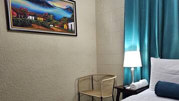 Habitación básica doble, 1 cama matrimonial, para no fumadores | 3 habitaciones, edredón, decoración personalizada y muebles diferentes