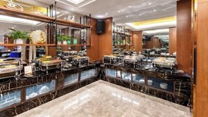 A buffet area with marble countertops and a central serving area. - Royal Plaza Hotel (Quzhou)