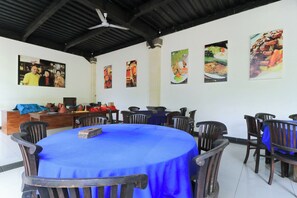 供应早餐、午餐和晚餐