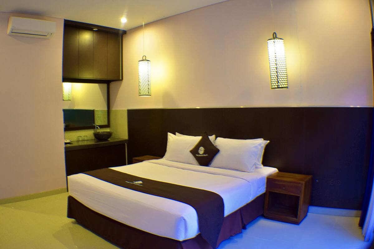 Deluxe Double Room | Desk, WiFi (free), bed sheets