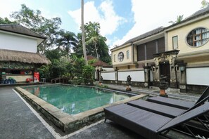Outdoor pool - Purnama Hotel (Ubud)