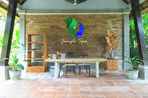 Breakfast, lunch and dinner served