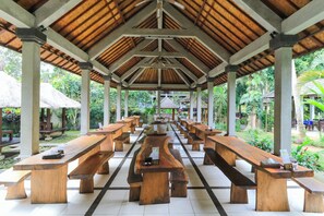 تقديم الإفطار والغداء والعشاء