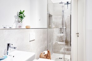 Appartement Design, plusieurs lits, non-fumeur, vue cour intérieure | Salle de bain