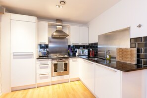 럭셔리 아파트, 침대(여러 개), 금연, 시내 전망 | 전용 주방 | 냉장고, 전자레인지, 오븐, 쿡탑