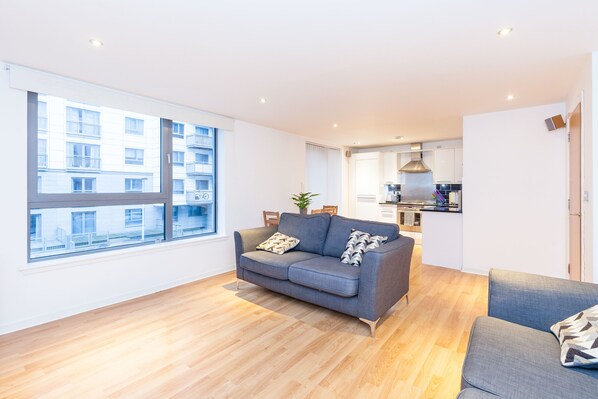 Appartement Luxe, plusieurs lits, non-fumeur, vue ville | Coin séjour