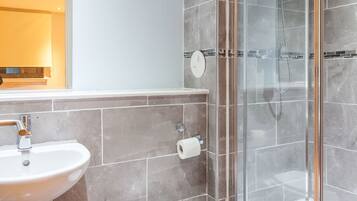 Bañera y ducha independientes, bañera profunda, secador de pelo, toallas