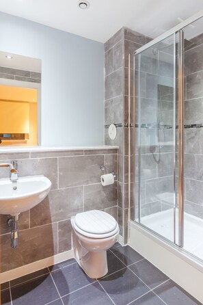 럭셔리 아파트, 침대(여러 개), 금연, 시내 전망 | 욕실 | 별도의 욕조 및 샤워 시설, 전신 욕조, 헤어드라이어, 타월